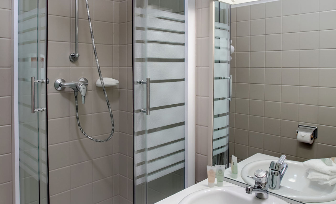 hotel-le-panorama-chambre-economique-salle-de-bain
